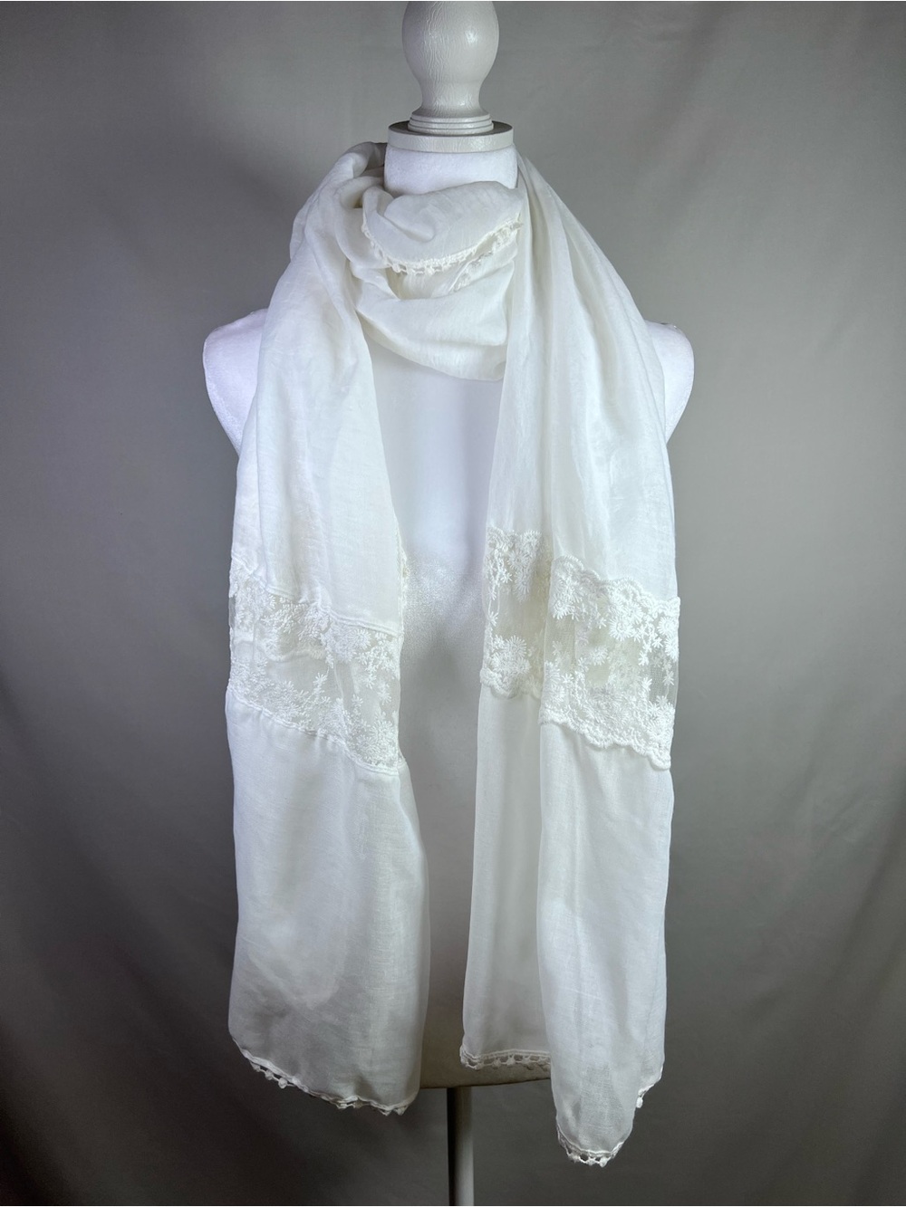 Bass White/Cream Lace-Trim & Embroidered Open Blanket Scarf